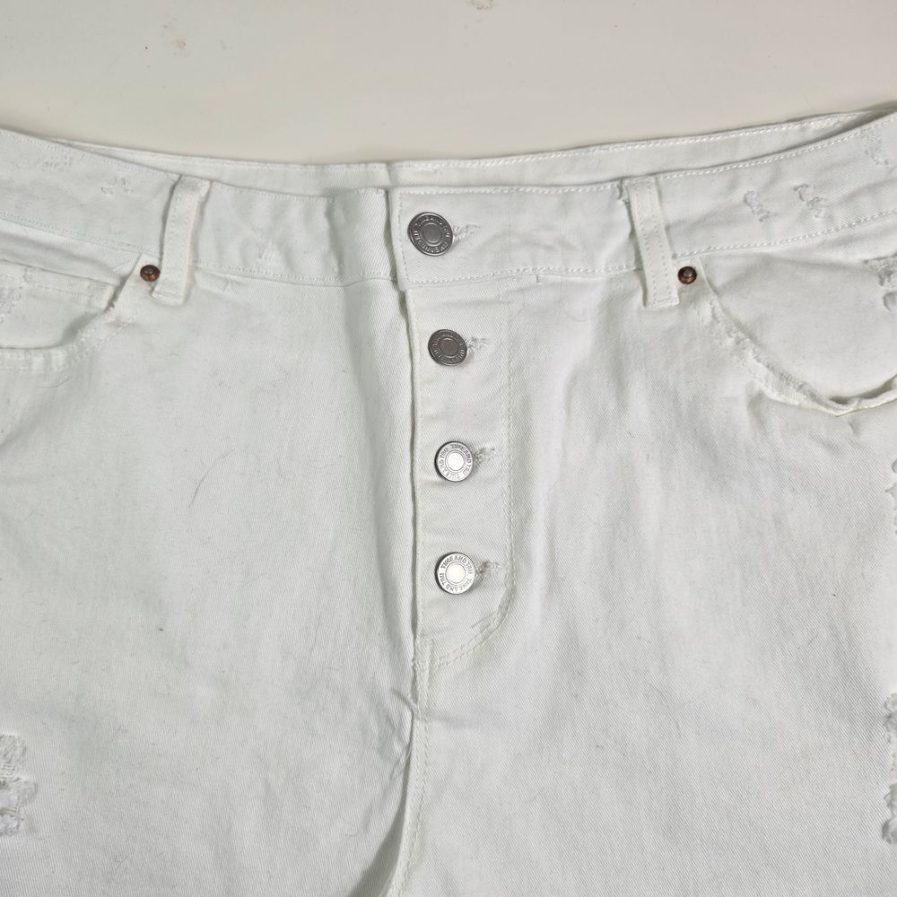 Time & Tru White High‑Rise Distressed Denim Shorts Plus Size 18 - Picture 4 of 10